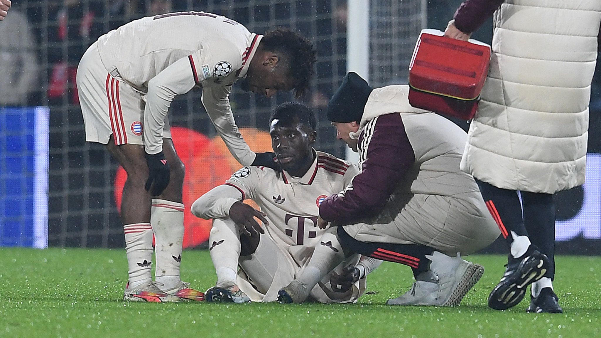 Alphonso Davies verletzt am Boden