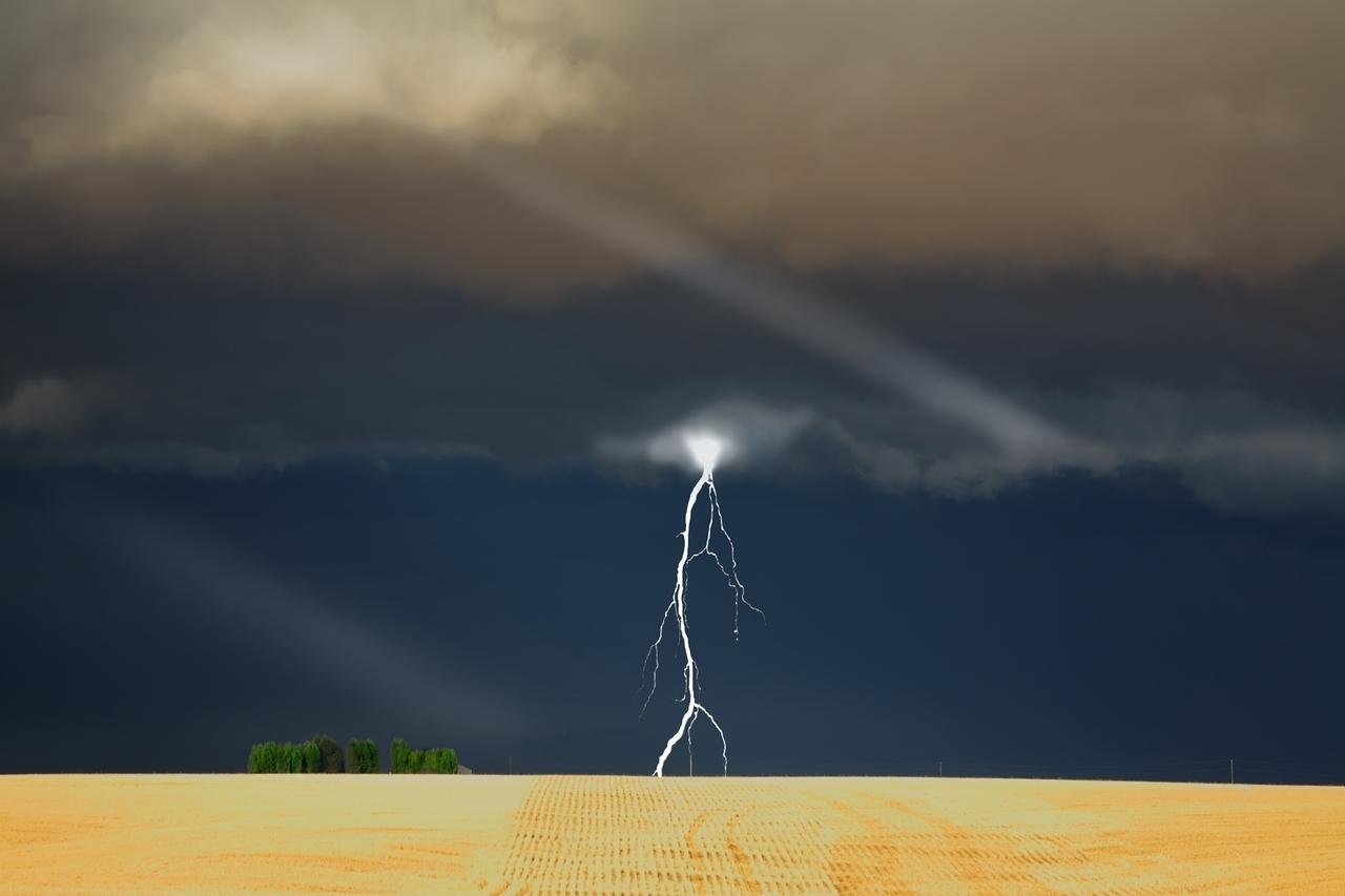 Blitz schlägt in ein Feld ein