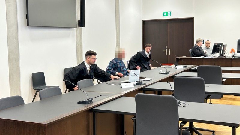Der Angeklagte sitzt mit seinen Verteidigern im Gerichtssaal am Landgericht Nürnberg-Fürth.