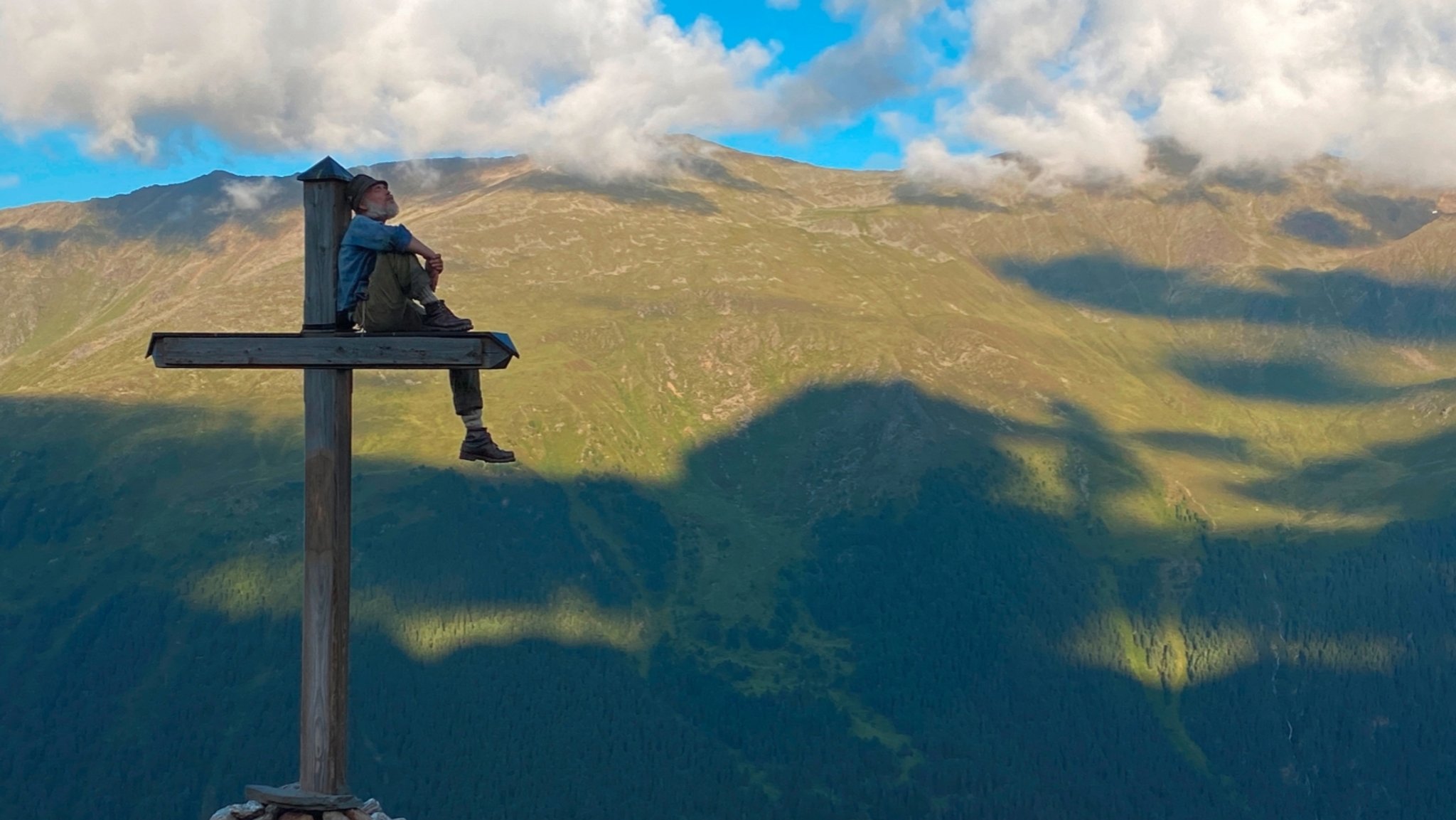 Die Ruhe in den Bergen genießen: Filmszene aus "Märzengrund" von Adrian Goiginger.