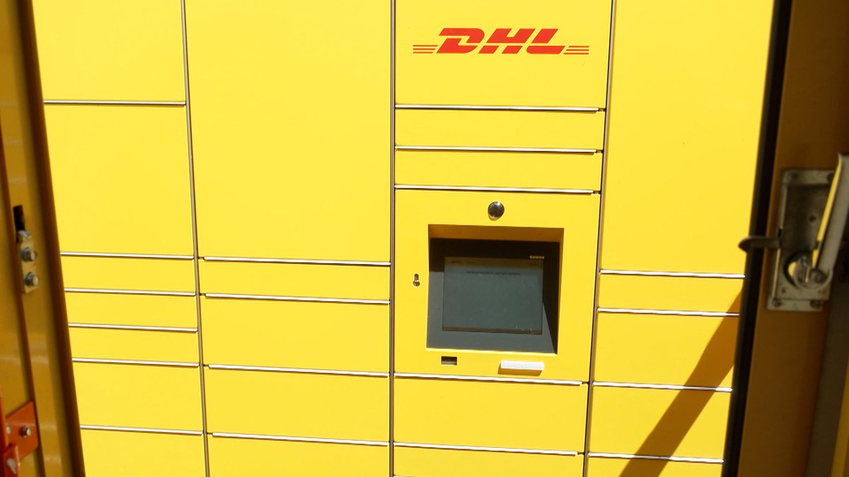 Ein Paketautomat in der gelben Marken-Farbe von DHL.
