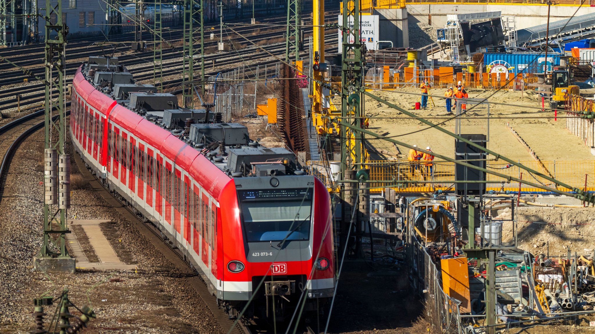 ARCHIV - 04.03.2025, Bayern, München: Ein S-Bahn-Zug fährt am Münchner Hauptbahnhof an der Baustelle der neuen Stammstrecke vorbei. | Bild: dpa-Bildfunk/Peter Kneffel ARCHIV - 04.03.2025, Bayern, München: Ein S-Bahn-Zug fährt am Münchner Hauptbahnhof an der Baustelle der neuen Stammstrecke vorbei.