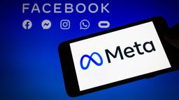 Das Logo von Meta, der Dachmarke des Facebook-Konzerns, wird auf einem Smartphone angezeigt, im Hintergrund sind die Logos von Facebook, Messenger, Instagram, Whatsapp und Oculus zu sehen. | Bild:Illustration dpa-Bildfunk/Andre M. Chang