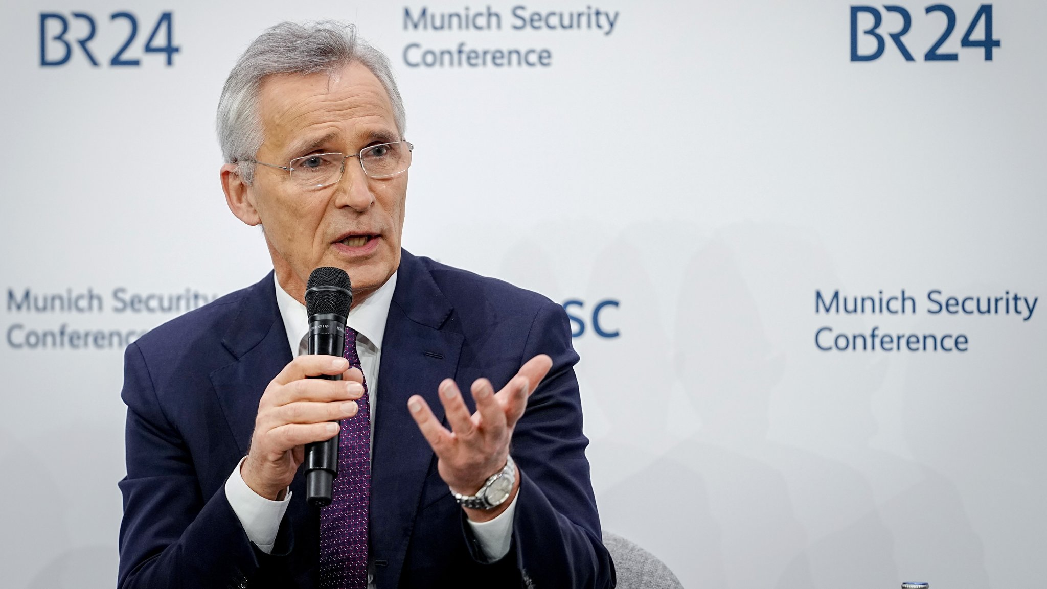 Jens Stoltenberg spricht auf der Münchner Sicherheitskonferenz. | Bild: pa/dpa/Kay Nietfeld Jens Stoltenberg spricht auf der Münchner Sicherheitskonferenz.
