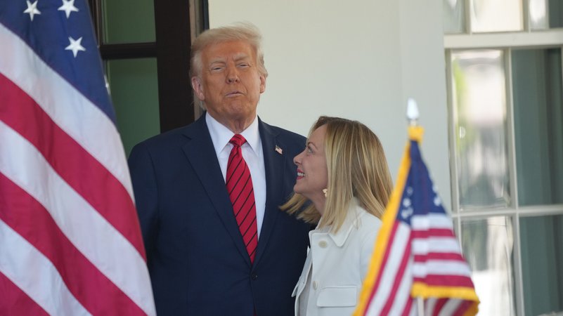 Giorgia Meloni zu Besuch bei Donald Trump | Bild: picture alliance / ZUMAPRESS.com | Andrew Leyden Giorgia Meloni zu Besuch bei Donald Trump