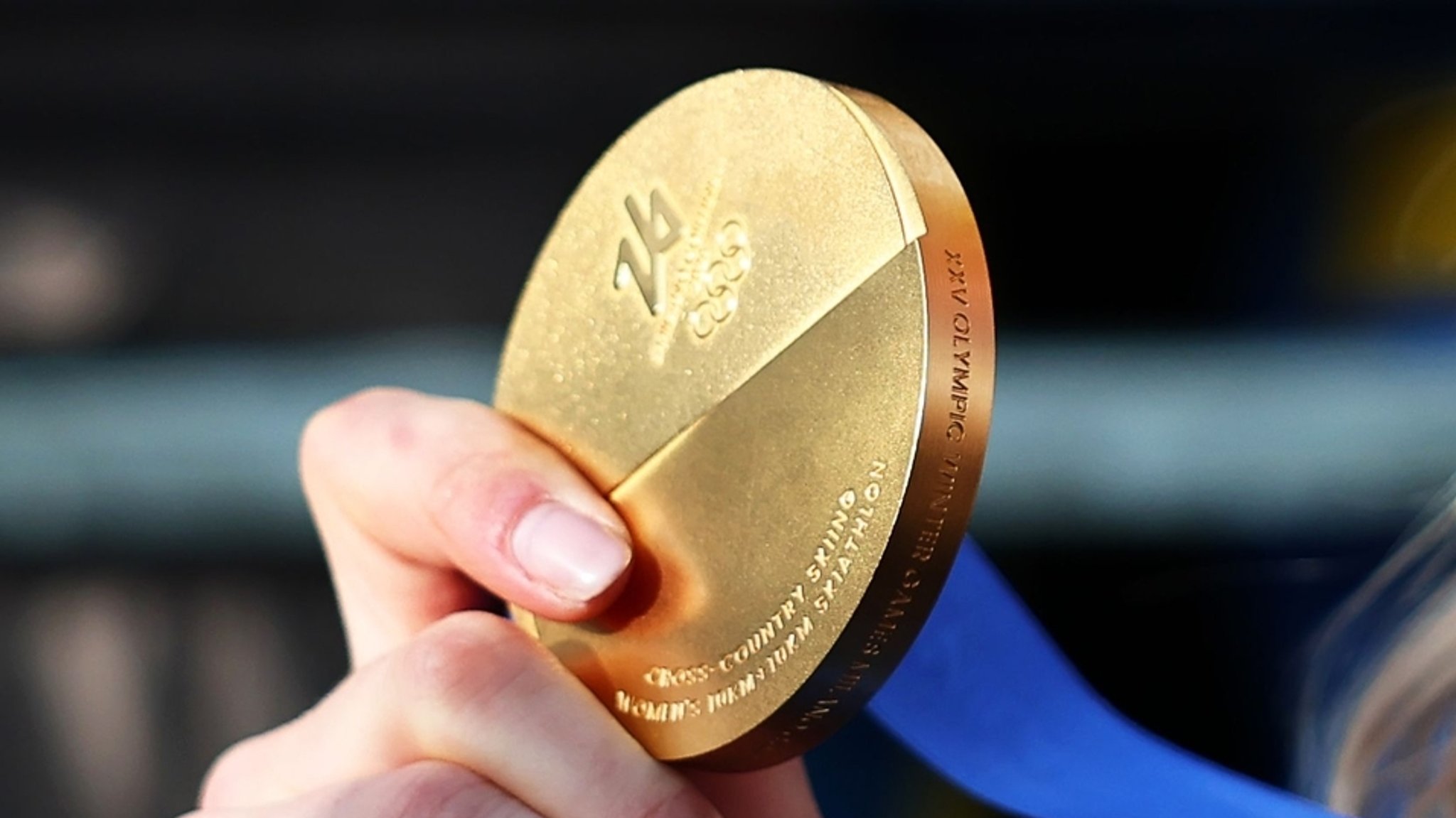 07.02.2026, Italien, Tesero: Olympia, Olympische Winterspiele Mailand Cortina 2026, Ski nordisch/Langlauf, Skiathlon 2 x 10 km, Frauen, Frida Karlsson (Schweden) hält ihre Goldmedaille in der Hand.