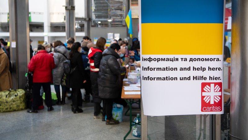 14.03.22: Flüchtlinge aus der Ukraine werden am Münchner Hauptbahnhof von Mitarbeitern der Caritas und freiwilligen Helfern empfangen.