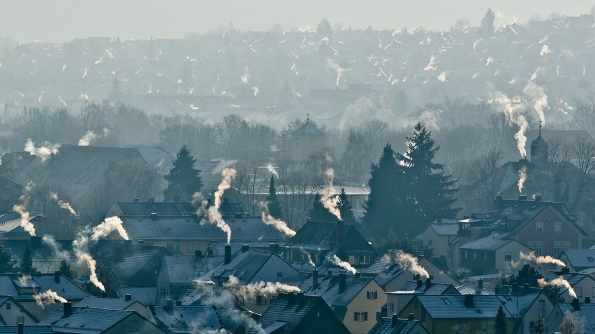 (Symbolbild) Eine Stadtansicht aus der Luft im Winter und rauchende Schornsteine | Bild: dpa-Bildfunk/Armin Weigel (Symbolbild) Eine Stadtansicht aus der Luft im Winter und rauchende Schornsteine