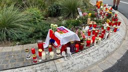 Blumen und Kerzen nahe des Tatorts der tödlichen Messerangriff in Würzburg. | Bild:News5
