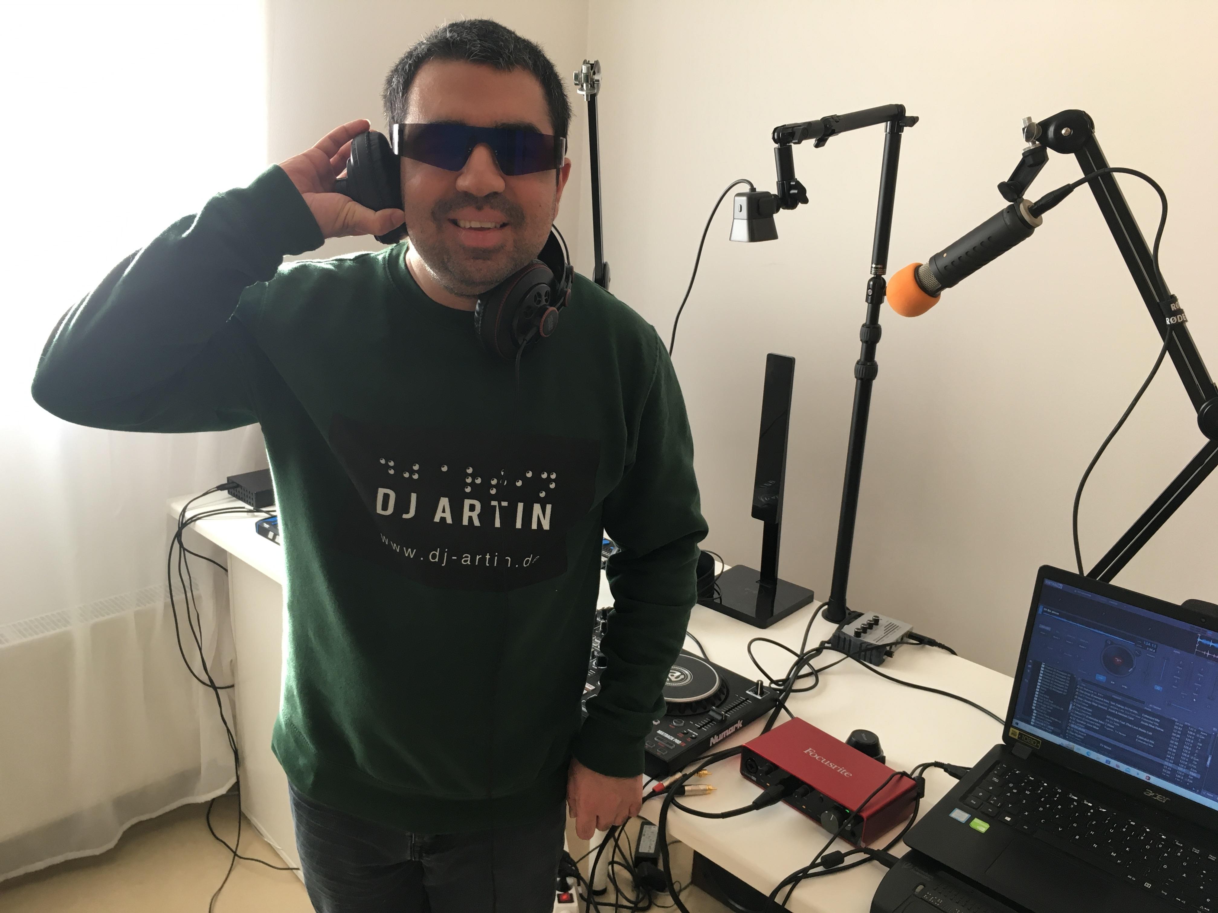 Artin Akhavan aus Nürnberg vor seinem DJ-Equipment | Bild:BR24 / Tobias Burkert