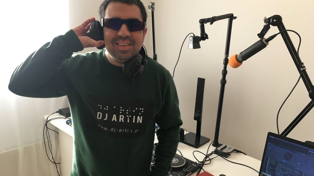 Artin Akhavan aus Nürnberg vor seinem DJ-Equipment
