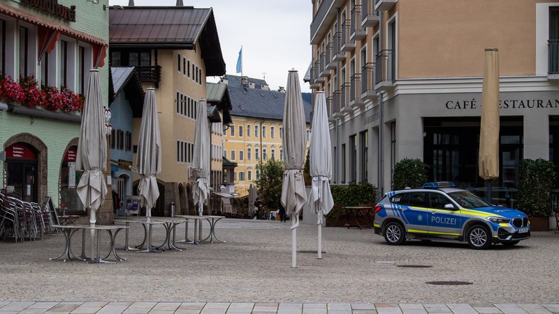 Ein Streifenwagen der Polizei fährt durch die leere Innenstadt von Berchtesgaden. 