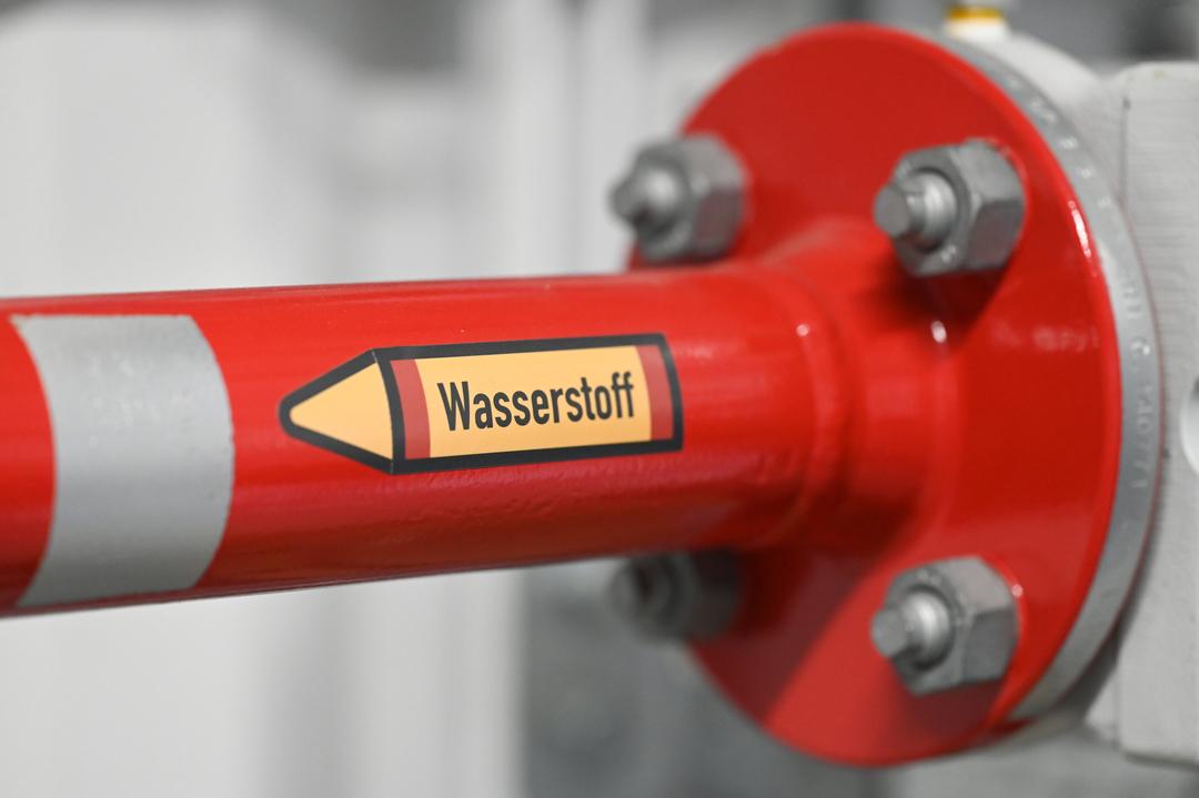 "Wasserstoff" steht auf einem Rohr.