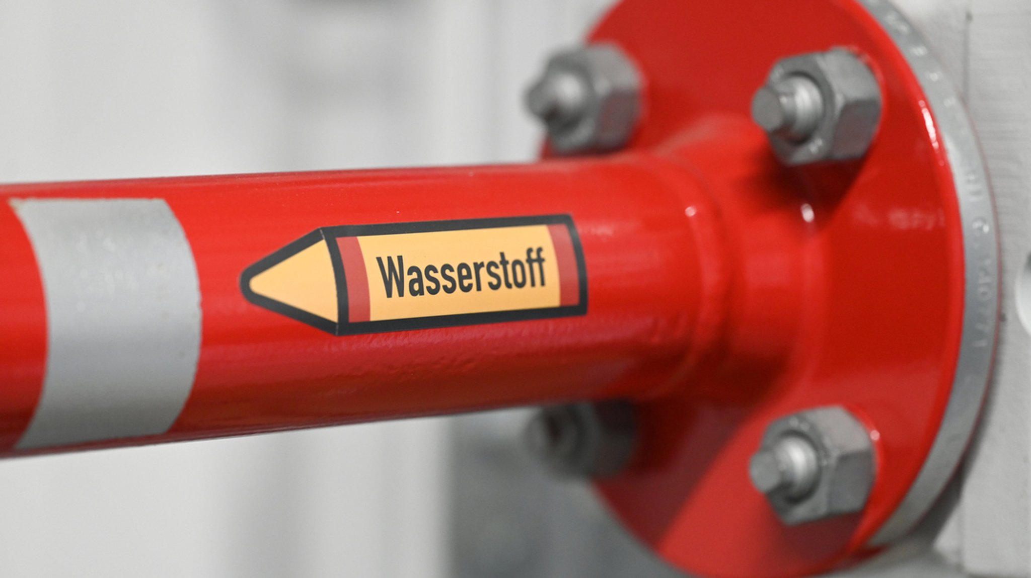 "Wasserstoff" steht auf einem Rohr.