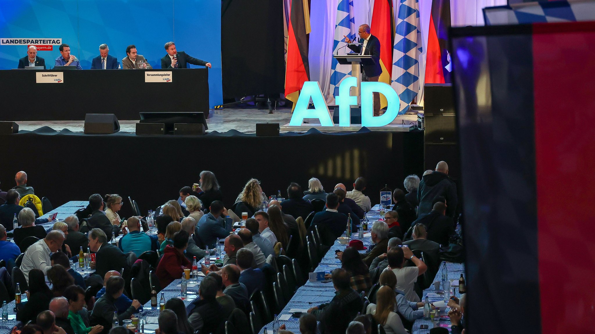 Rainer Rothfuß (r), stellvertretender Landeschef der AfD Bayern, auf dem Landesparteitag