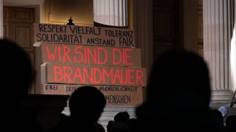 Auf Kartons steht während einer Demonstration in Potsdam "WIR SIND DIE BRANDMAUER". | Bild: dpa-Bildfunk/Markus Lenhardt Auf Kartons steht während einer Demonstration in Potsdam "WIR SIND DIE BRANDMAUER".