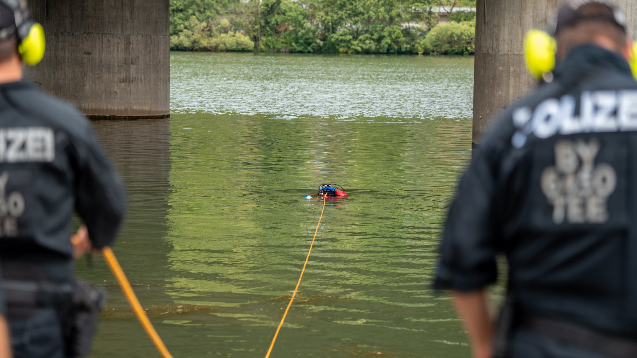 Ein Taucher hängt an einem Seil in der Donau | Bild: News5/Lars Haubner Ein Taucher hängt an einem Seil in der Donau