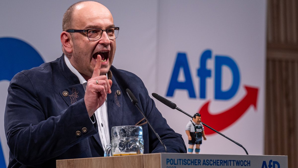 22.02.2023, Bayern, Osterhofen: Stephan Protschka, Landesvorsitzender der bayerischen AfD, spricht beim Politischen Aschermittwoch der Alternative für Deutschland (AfD)