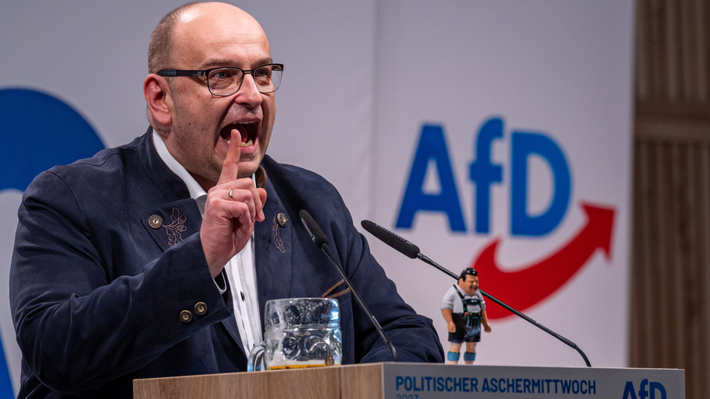 22.02.2023, Bayern, Osterhofen: Stephan Protschka, Landesvorsitzender der bayerischen AfD, spricht beim Politischen Aschermittwoch der Alternative für Deutschland (AfD)