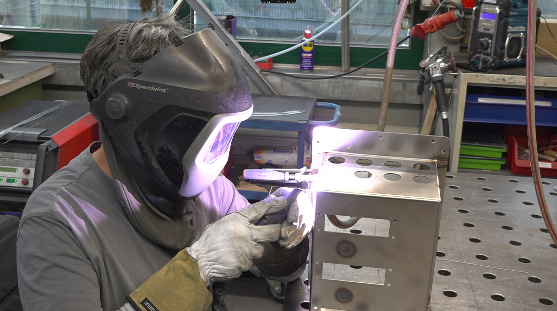 Ein Mitarbeiter von Bechtold arbeitet an einem Metallteil.