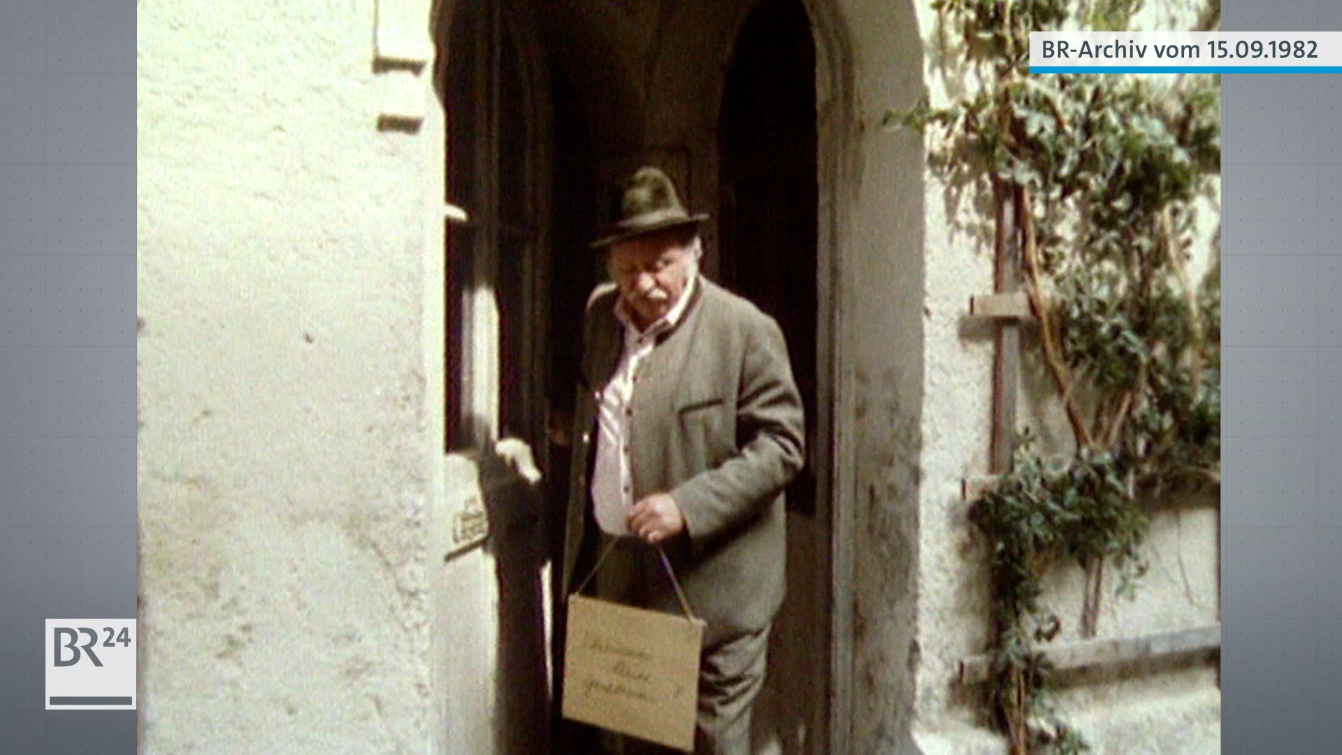 Gustl Bayrhammer als Meister Eder vor seiner Werkstatt