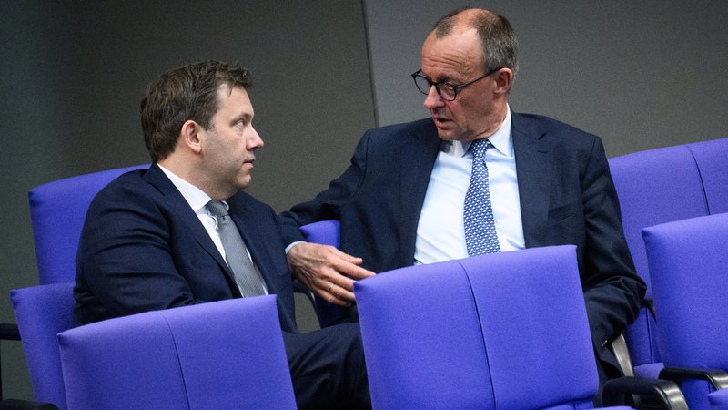 Archivbild vom 13.03.25: Lars Klingbeil (SPD) und Friedrich Merz (CDU) unterhalten sich. | Bild: picture alliance/dpa | Bernd von Jutrczenka Archivbild vom 13.03.25: Lars Klingbeil (SPD) und Friedrich Merz (CDU) unterhalten sich.