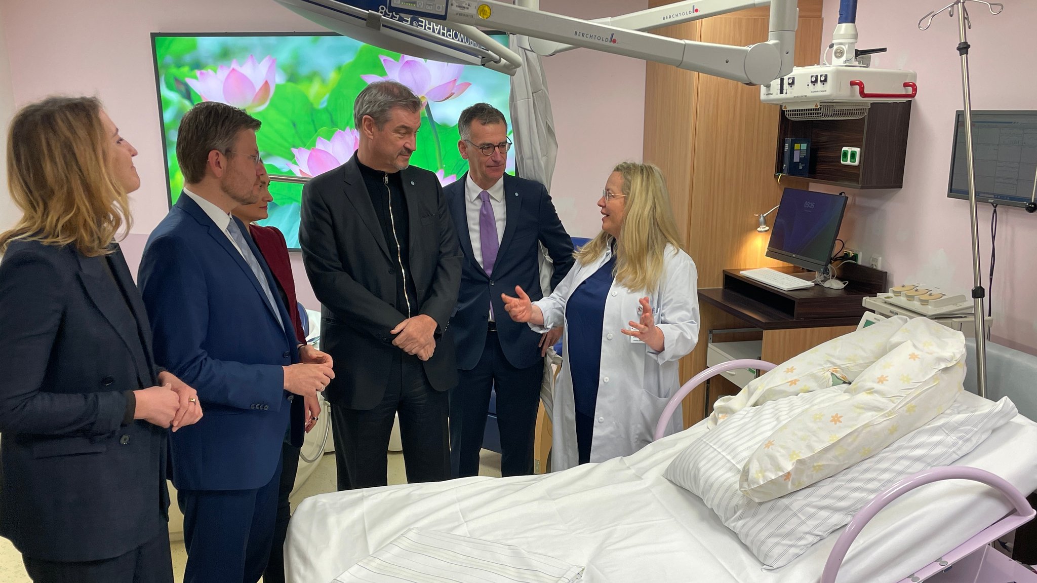 Politiker informieren sich auf der Geburtsstation des Klinikums Hallerwiese in Nürnberg.