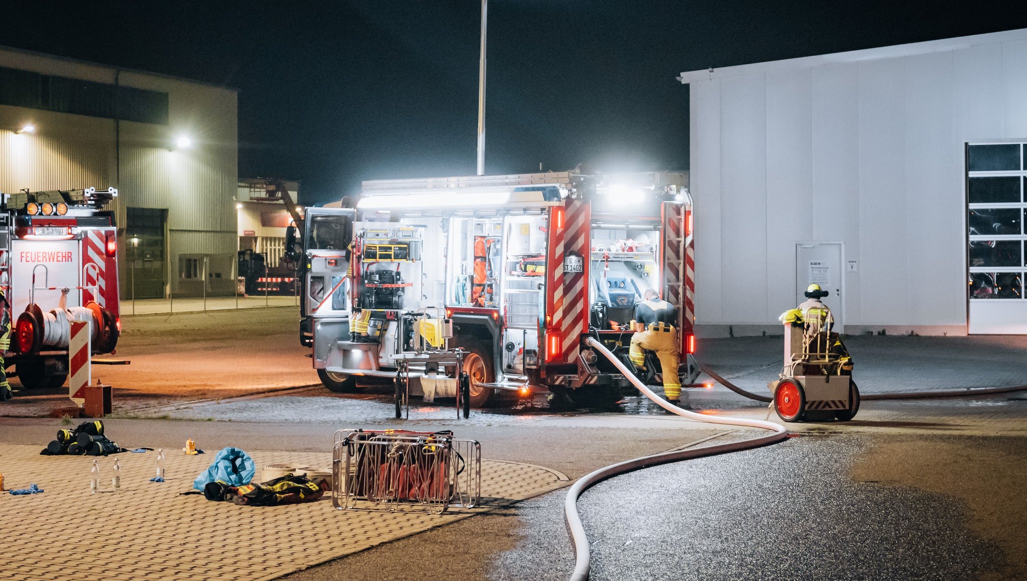 Feuerwehreinsatz bei dem Brand einer Industriehalle in Regensburg