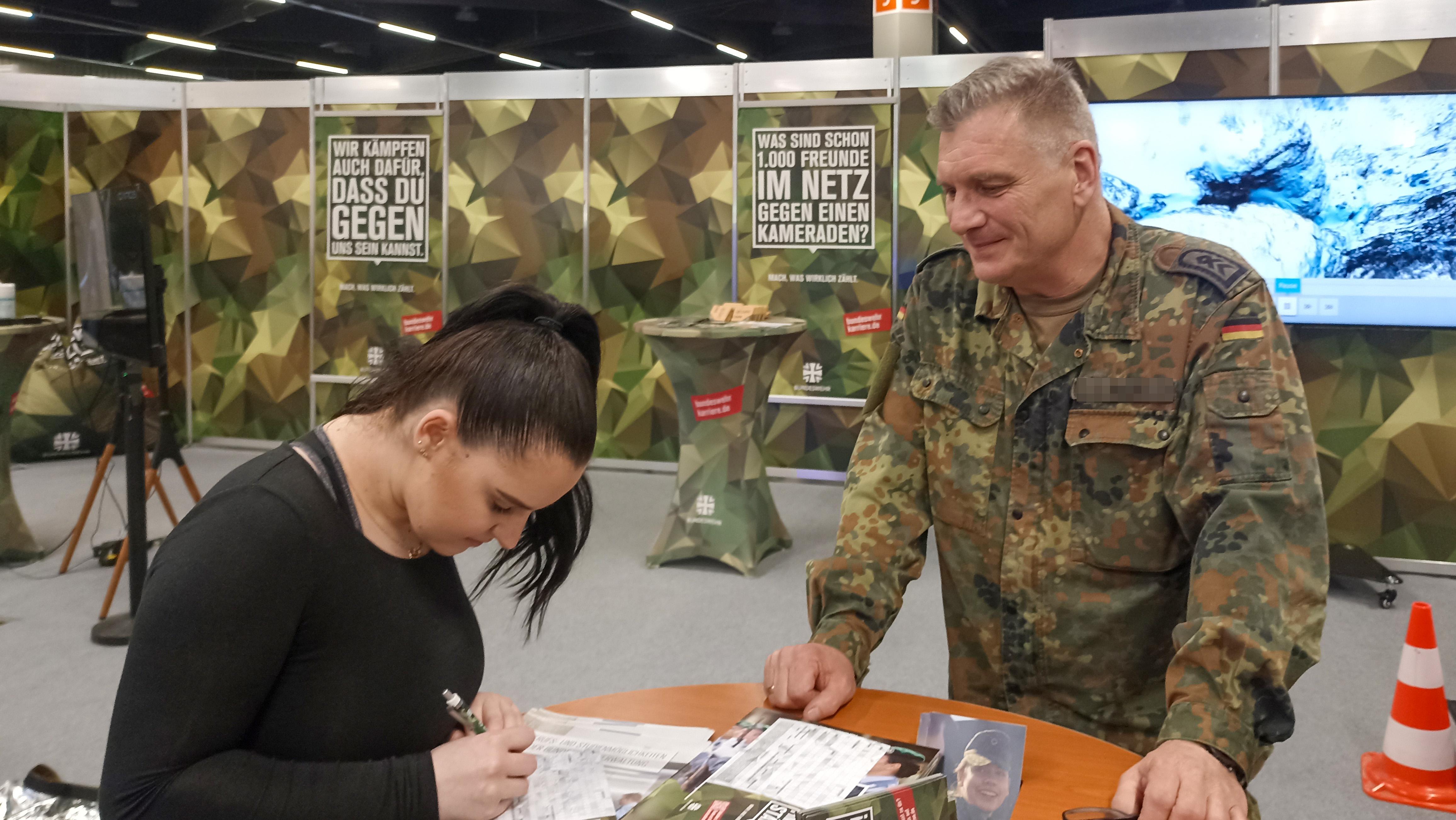 Interessentin und ein Bundeswehrsoldat