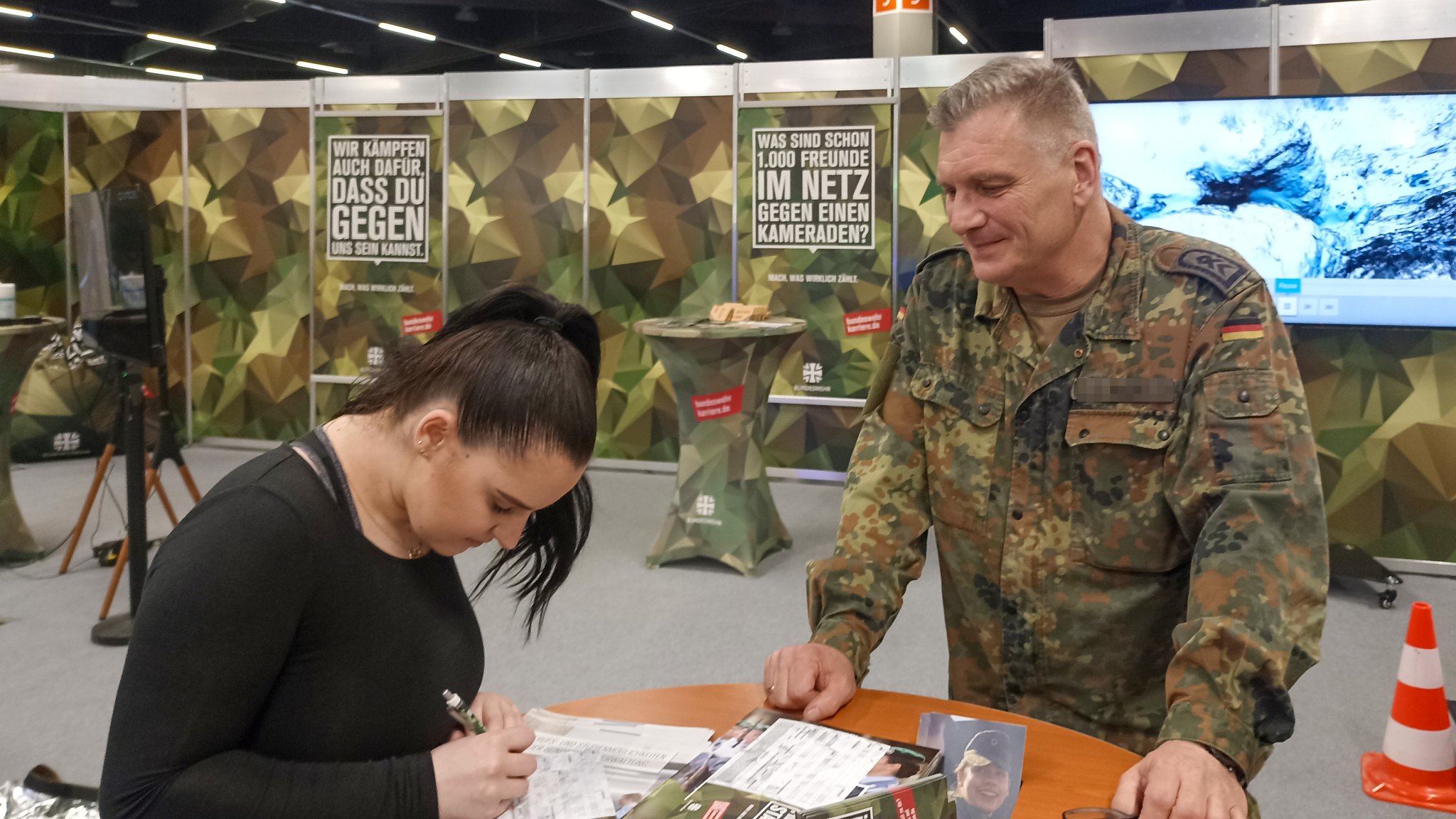 Interessentin und ein Bundeswehrsoldat