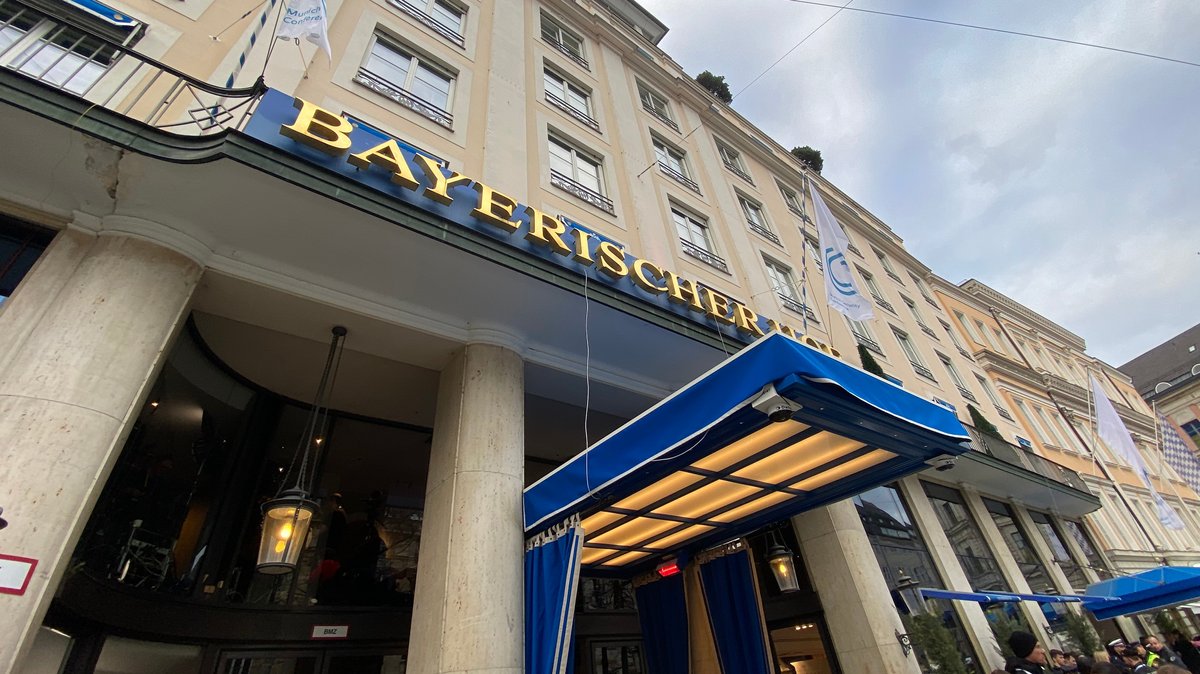 Eingang zum bayerischen Hof, wo die Sicherheitskonferenz stattfindet.