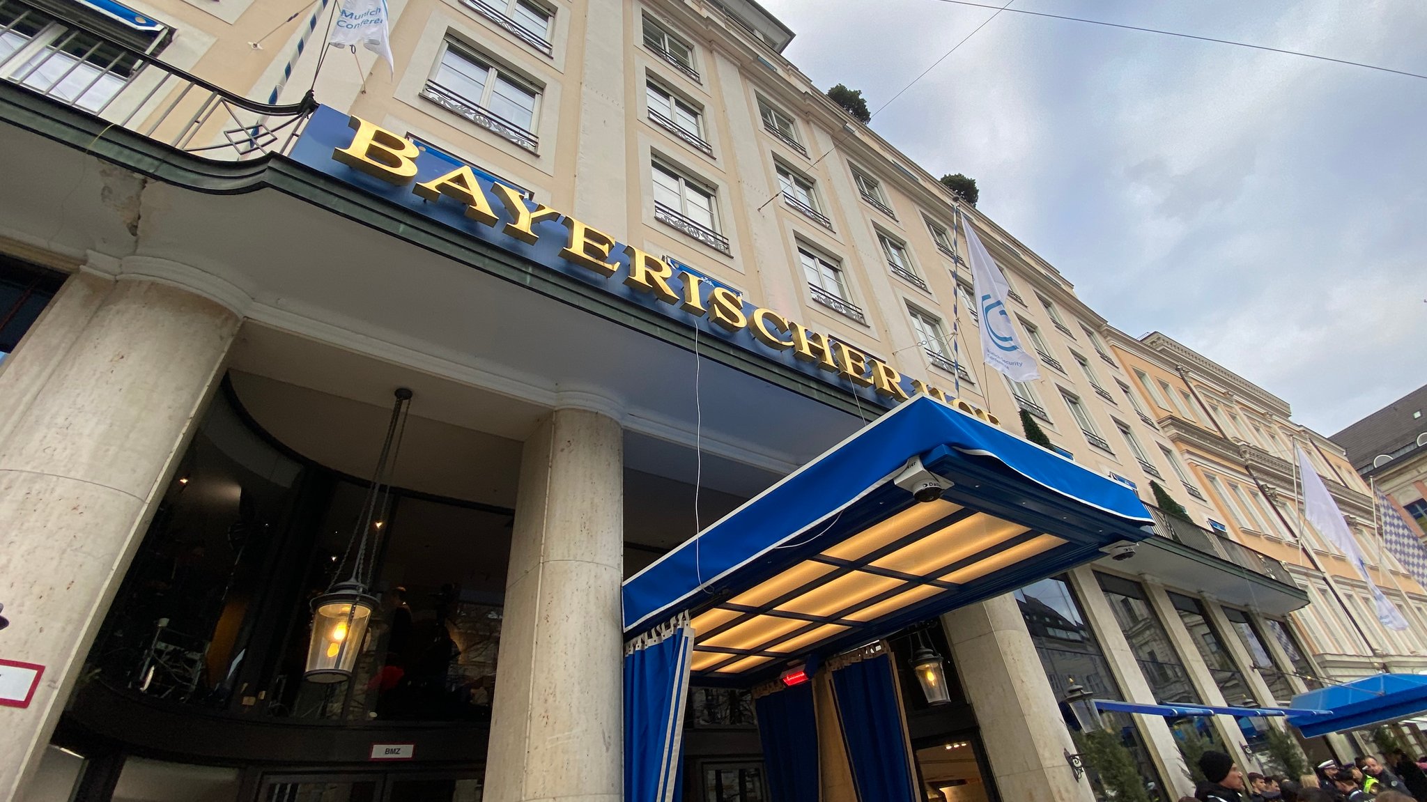 Eingang zum bayerischen Hof, wo die Sicherheitskonferenz stattfindet.
