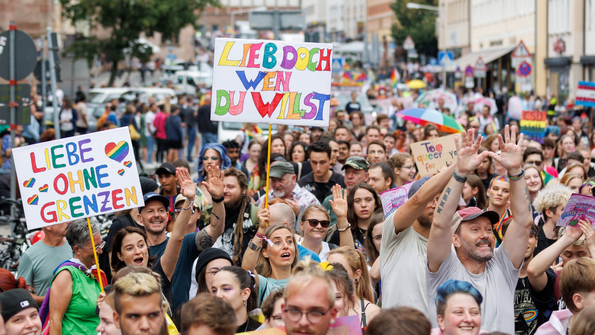 "Liebe ohne Grenzen" und "Lieb doch wen Du willst" steht auf Schildern von Teilnehmerinnen einer CSD-Demonstration im Rahmen der Nürnberger Prideweek.