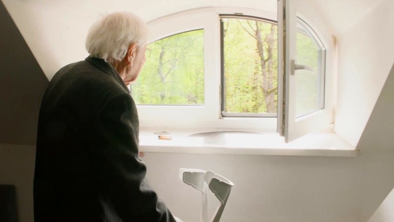 Fritz Koeniger steht am geöffneten Fenster. | Bild: Bettina Weiz Fritz Koeniger steht am geöffneten Fenster.