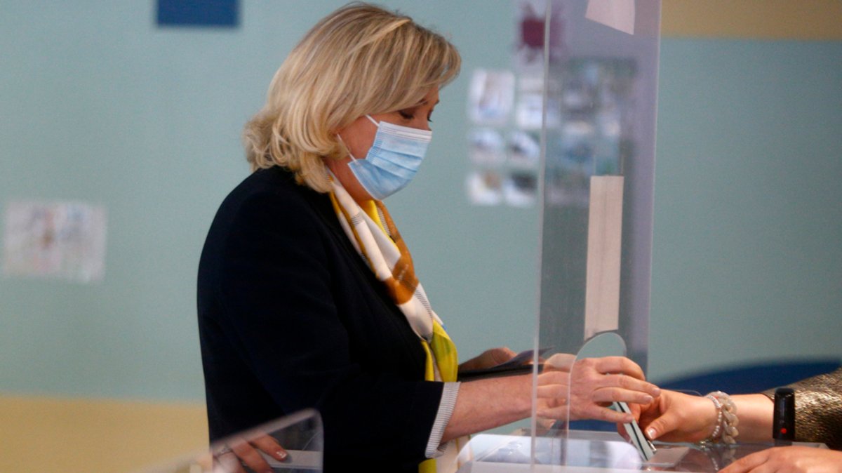 Marine Le Pen, Vorsitzende der rechtspopulistischen Partei "Rassemblement National", gibt in einem Wahllokal ihren Stimmzettel ab.