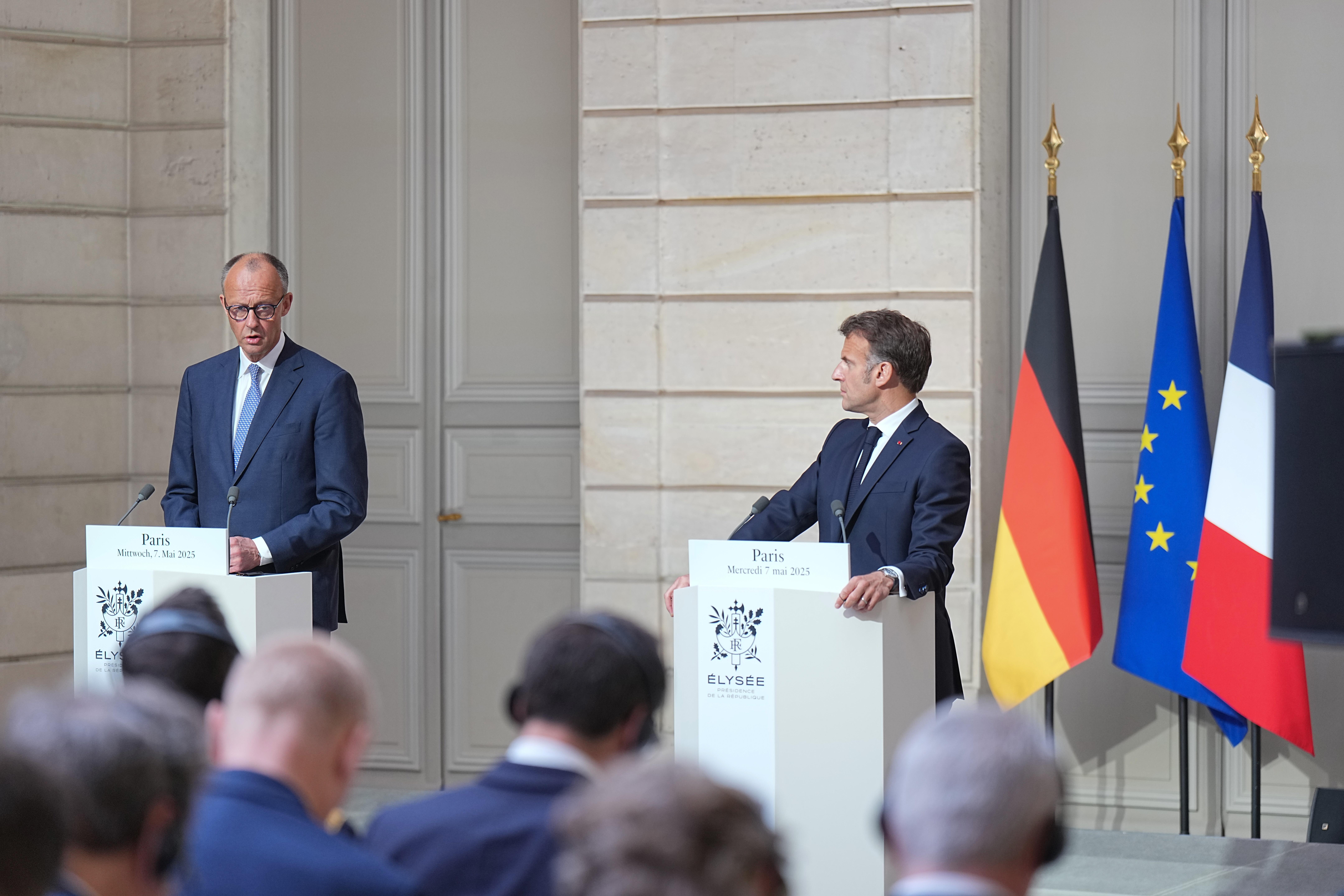 Der französische Präsident Emmanuel Macron (r) gibt eine Pressekonferenz mit Bundeskanzler Friedrich Merz (CDU) in Paris. 