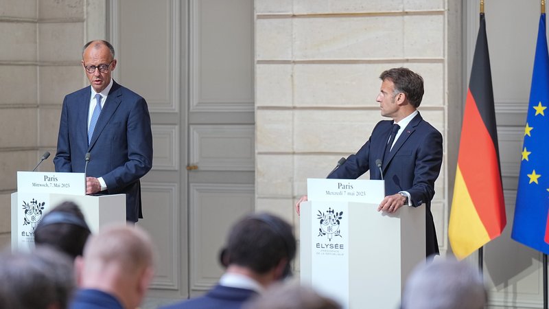 Der französische Präsident Emmanuel Macron (r) gibt eine Pressekonferenz mit Bundeskanzler Friedrich Merz (CDU) in Paris. | Bild: picture alliance/dpa | Michael Kappeler Der französische Präsident Emmanuel Macron (r) gibt eine Pressekonferenz mit Bundeskanzler Friedrich Merz (CDU) in Paris.