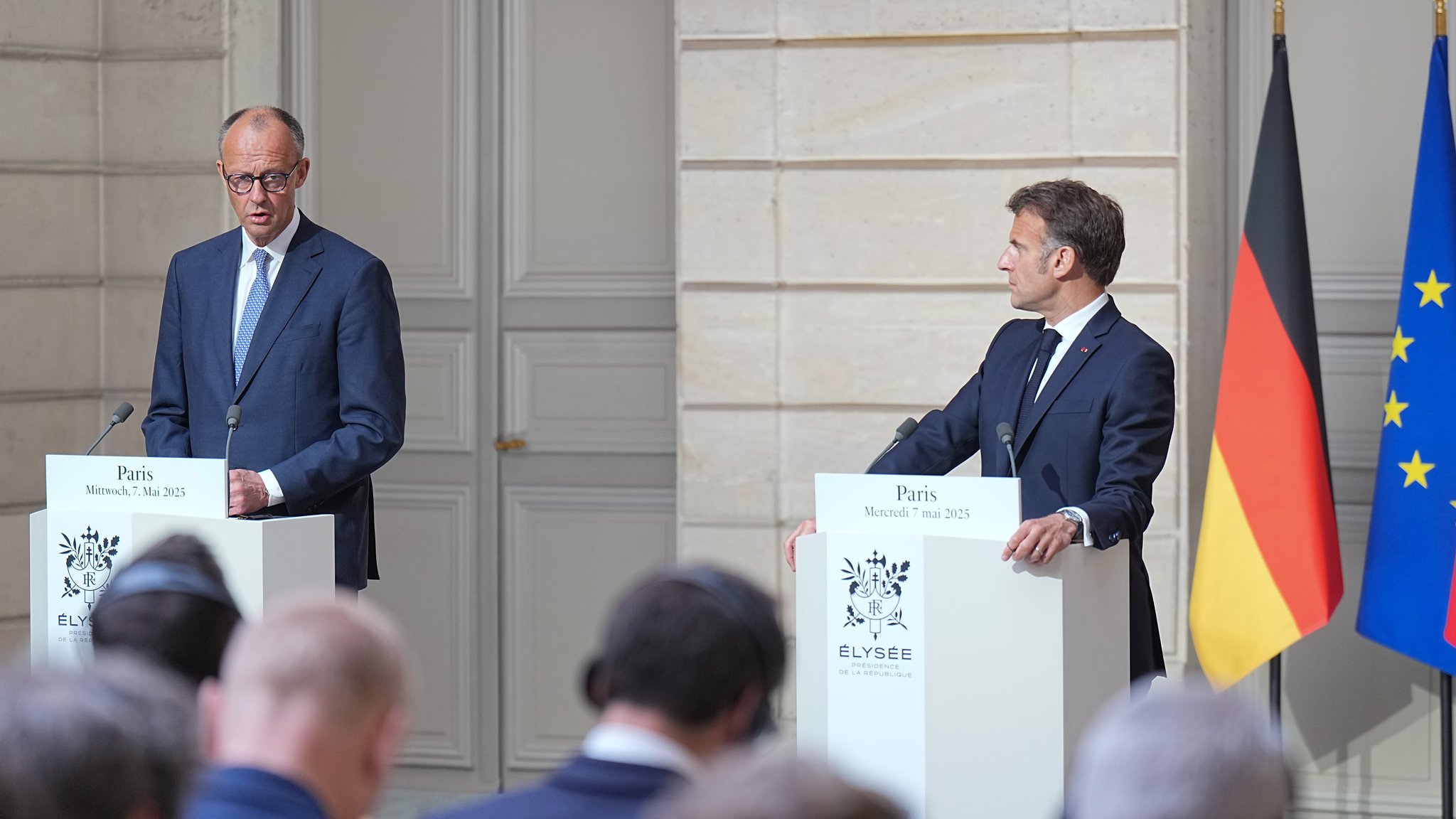 Der französische Präsident Emmanuel Macron (r) gibt eine Pressekonferenz mit Bundeskanzler Friedrich Merz (CDU) in Paris. 