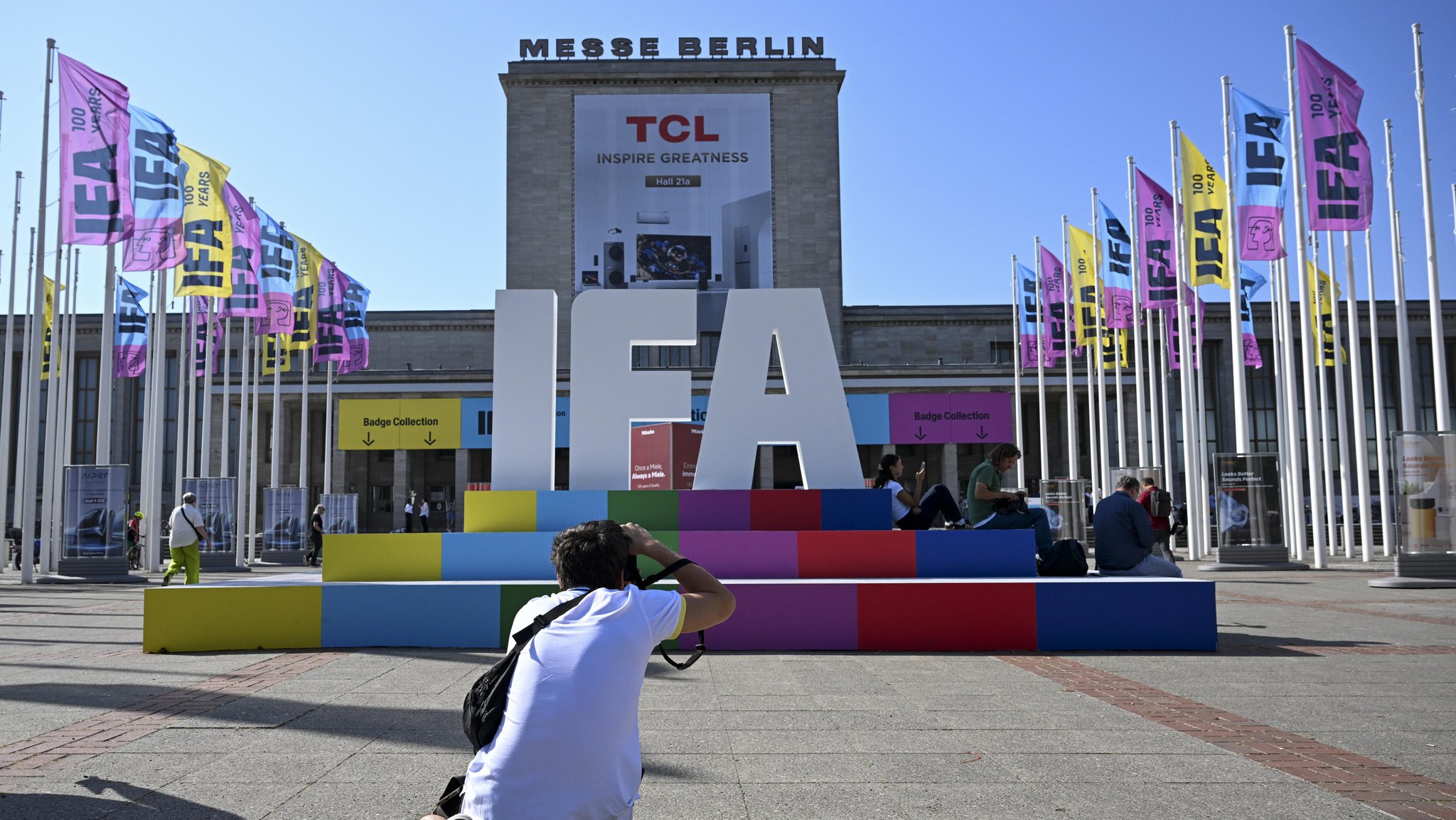 Fotograf am Eingang zur IFA in den Messehallen Berlin (Archiv) | Bild: picture alliance / Anadolu | Halil Sagirkaya Fotograf am Eingang zur IFA in den Messehallen Berlin (Archiv)