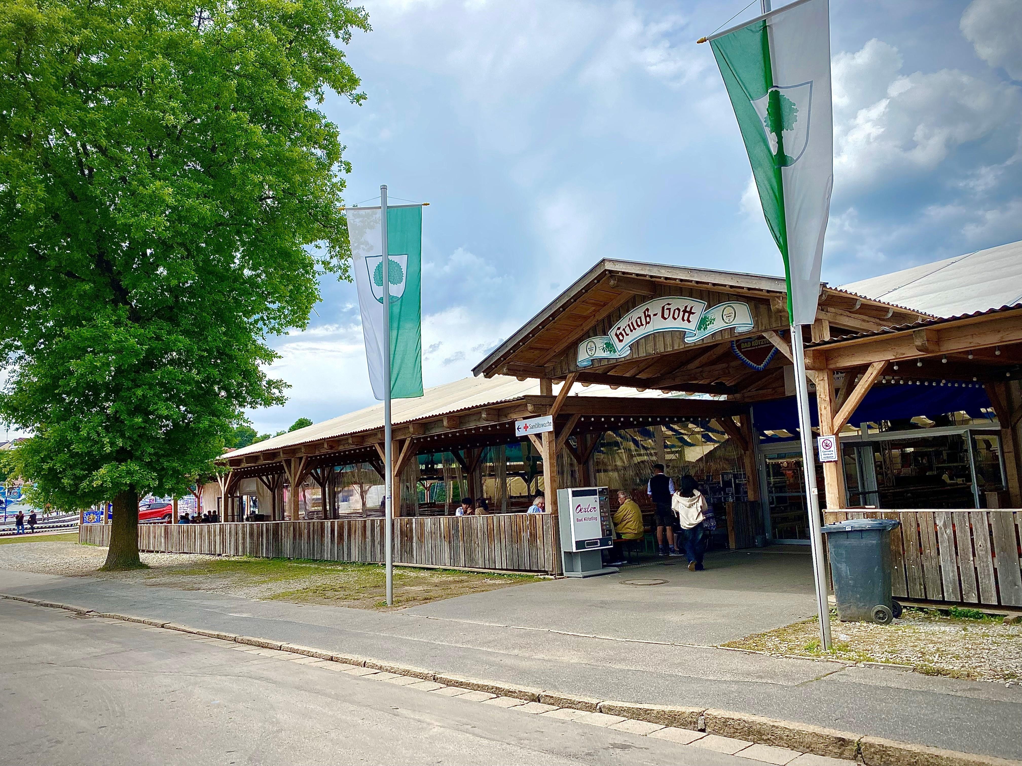 Eingang zu einem großen Bierzelt