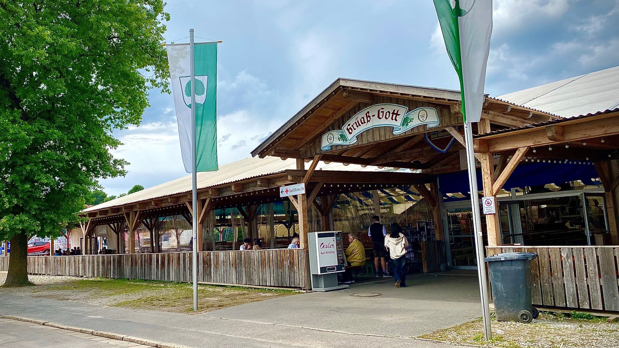 Eingang zu einem großen Bierzelt