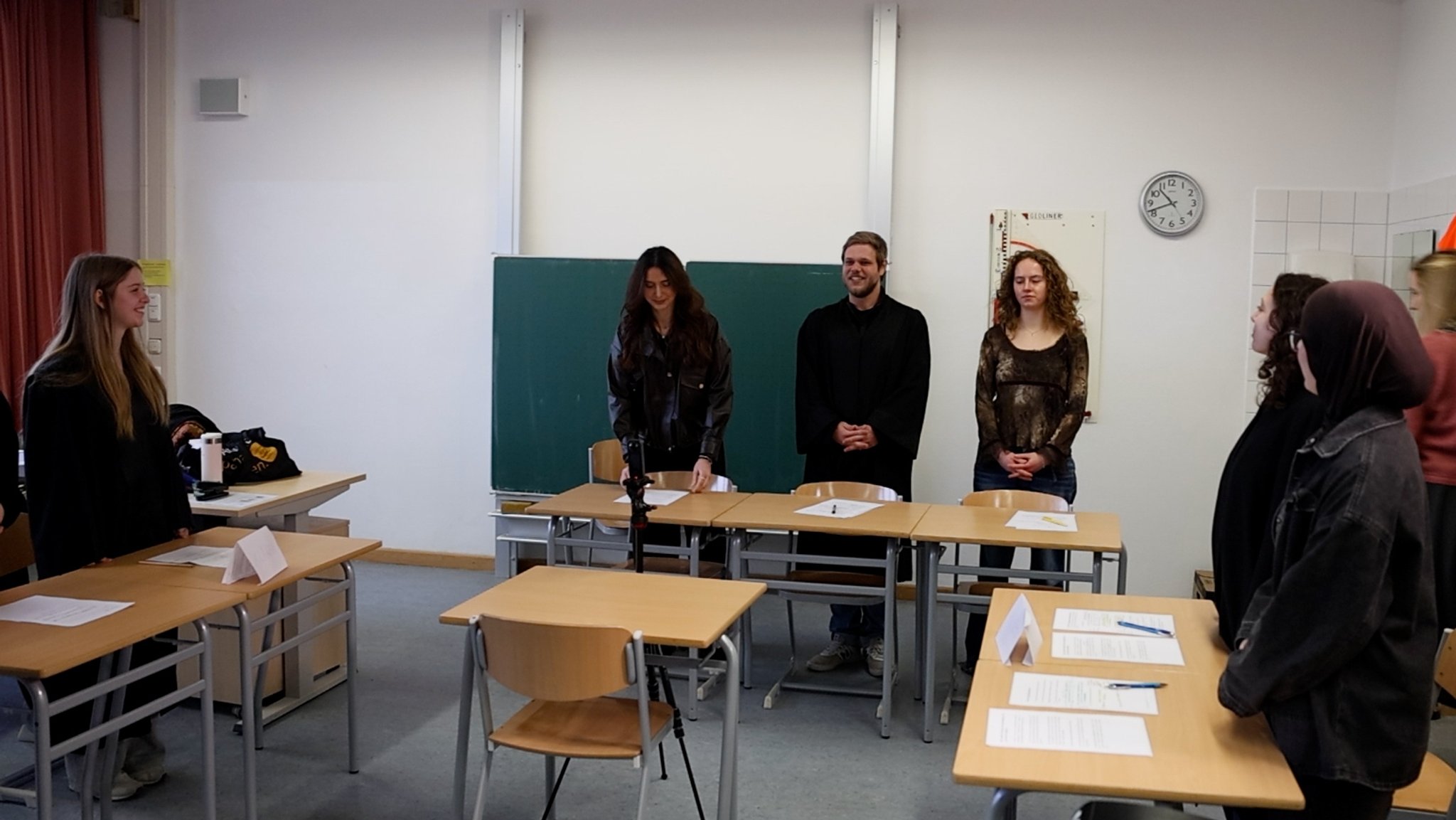Die Anwesenden im "Gerichtssaal" in der Anita-Augspurg-Berufsoberschule in München erheben sich zu Beginn der Verhandlung.