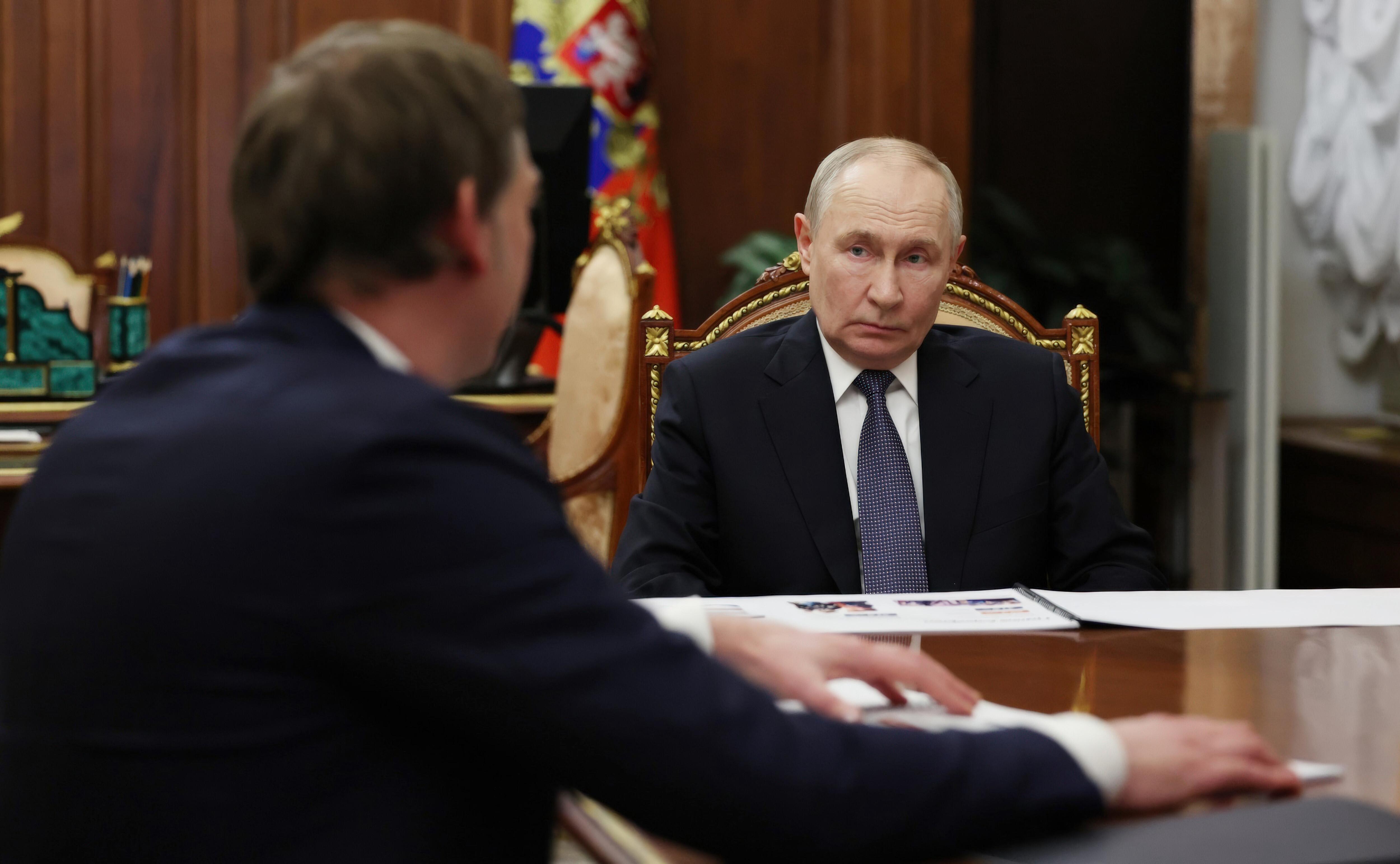 Russlands Präsident Putin mit Aeroflot-CEO Aleksandrovsky bei einem Gespräch im Kreml im April 2026