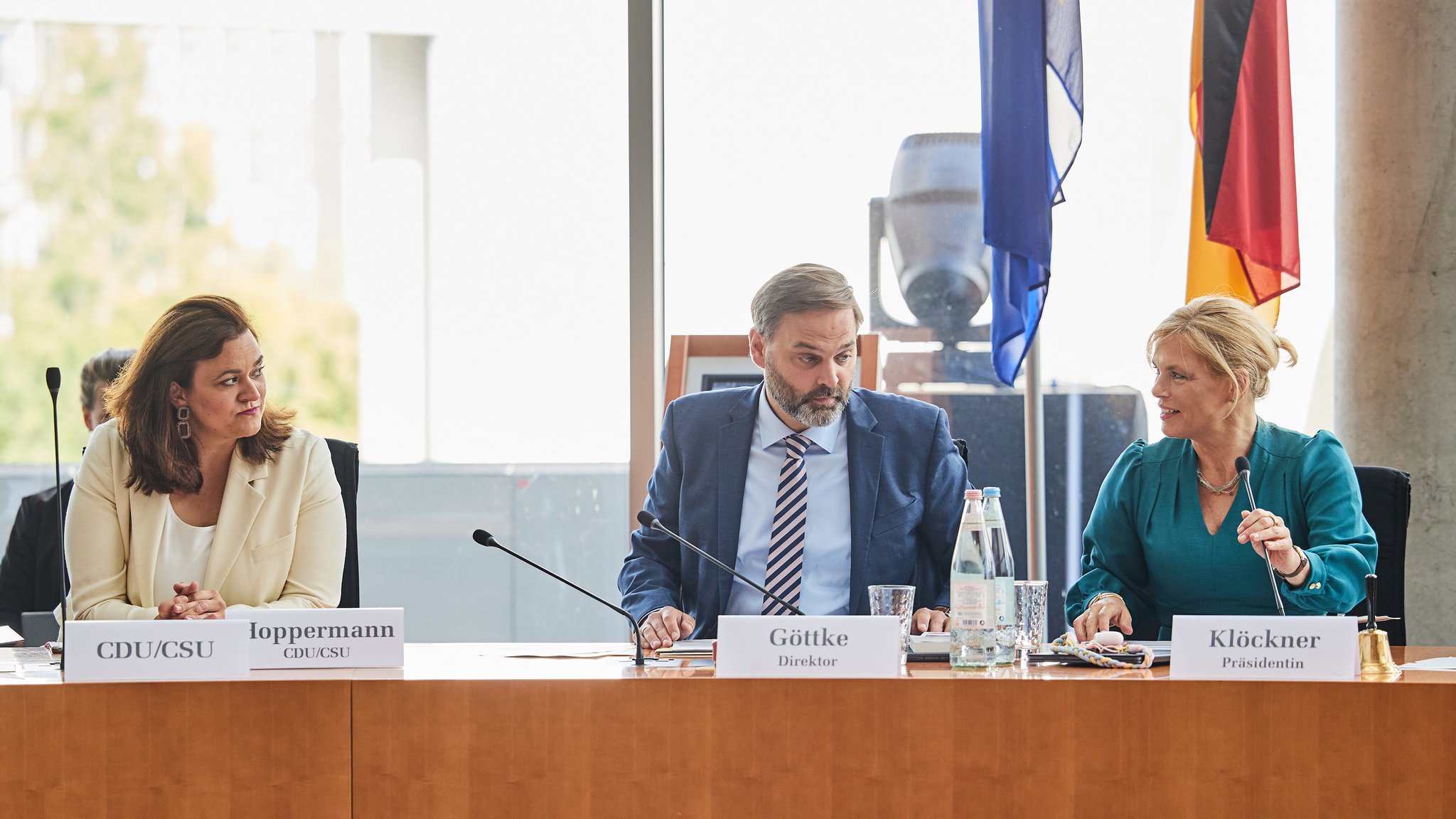 Franziska Hoppermann (l-r, CDU), Bundestagsabgeordnete und designierte Vorsitzende der Bundestag-Enquetekommission zur Aufarbeitung der Corona-Pandemie, Paul Göttke, Direktor im Bundestag, und Julia Klöckner (CDU), Bundestagspräsidentin, nehmen vor Beginn der konstituierenden Sitzung auf ihren Stühlen Platz. | Bild: dpa-Bildfunk/Jörg Carstensen Franziska Hoppermann (l-r, CDU), Bundestagsabgeordnete und designierte Vorsitzende der Bundestag-Enquetekommission zur Aufarbeitung der Corona-Pandemie, Paul Göttke, Direktor im Bundestag, und Julia Klöckner (CDU), Bundestagspräsidentin, nehmen vor Beginn der konstituierenden Sitzung auf ihren Stühlen Platz.