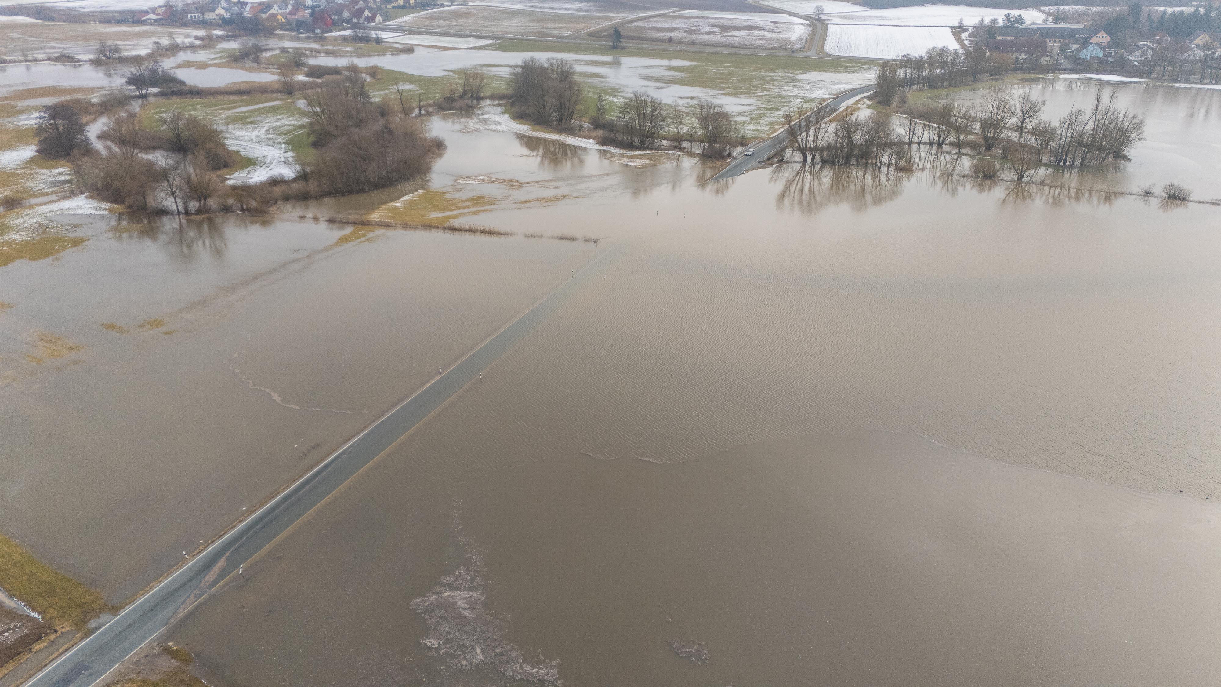 Eine Straße steht unter Wasser.