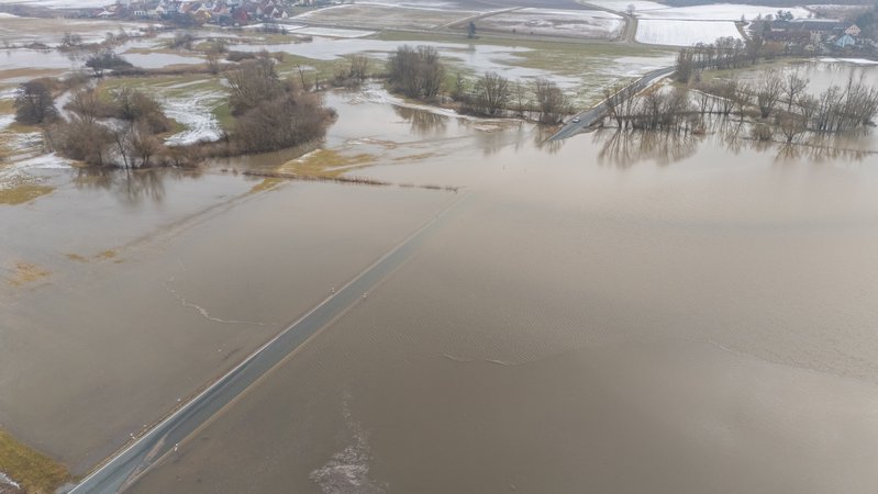 Eine Straße steht unter Wasser. | Bild: News5 Eine Straße steht unter Wasser.