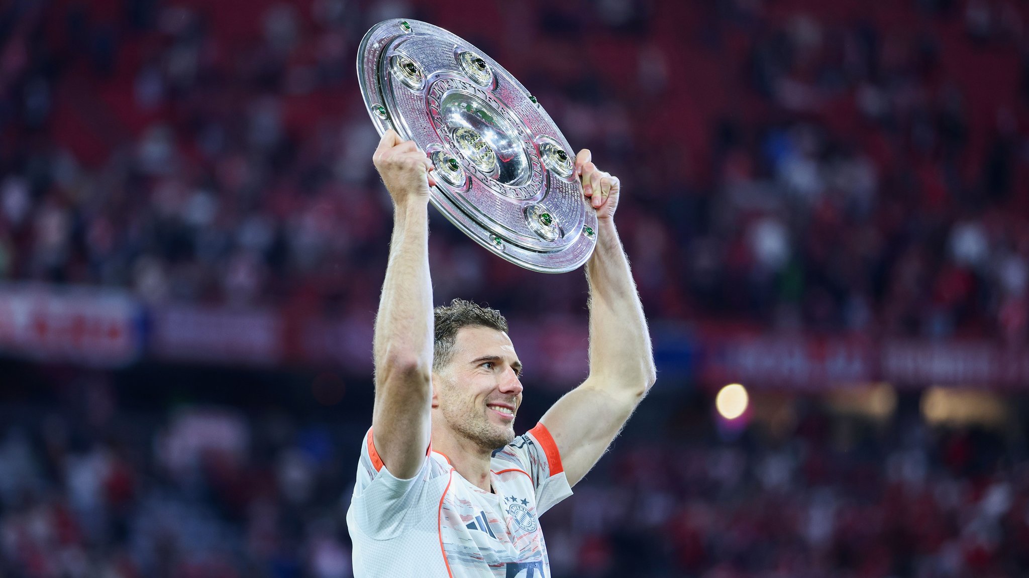 Leon Goretzka stemmt die Meisterschale in die Höhe. | Bild: picture alliance/dpa/Revierfoto | Revierfoto Leon Goretzka stemmt die Meisterschale in die Höhe.