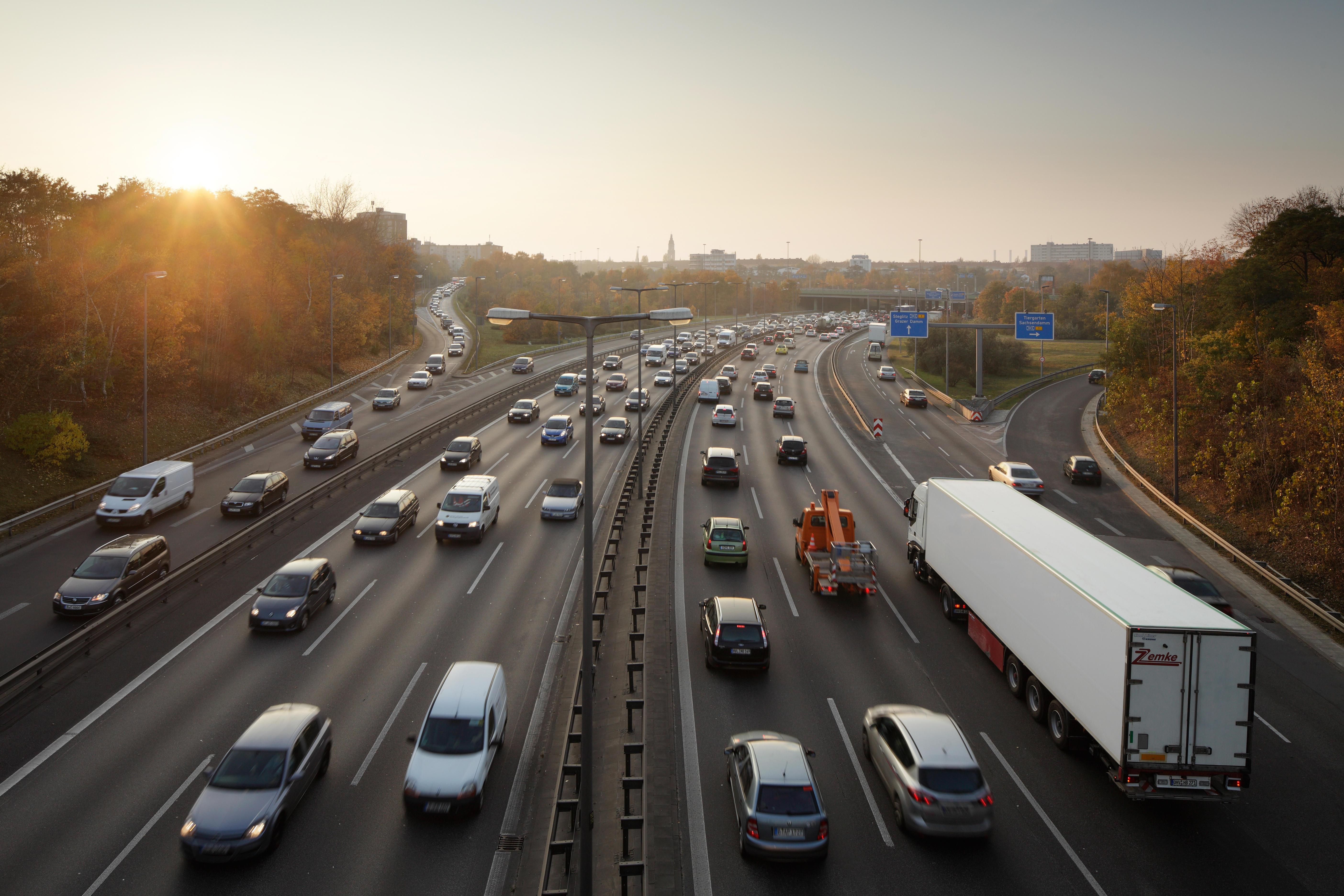 Berlin, Deutschland - Berufsverkehr auf der Stadtautobahn A 100 in Berlin-Schöneberg. | Bild:picture alliance / Caro | Muhs