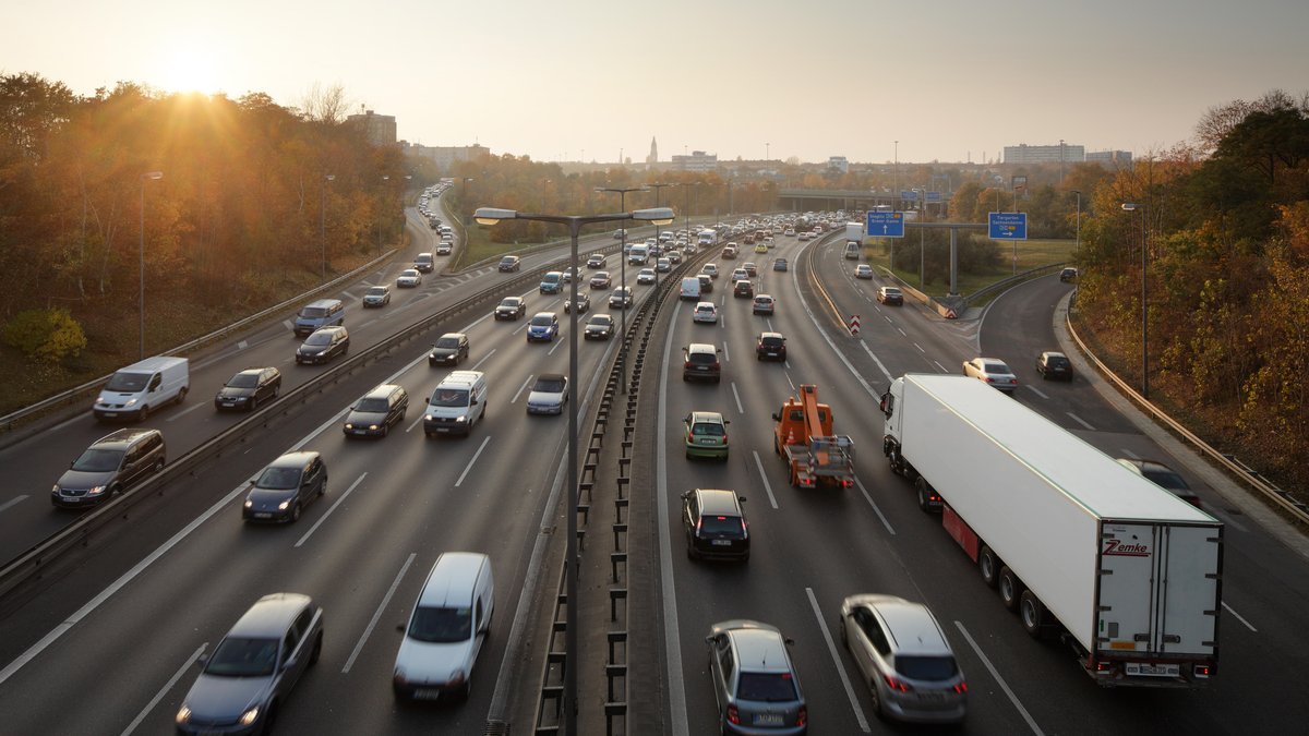 Berlin, Deutschland - Berufsverkehr auf der Stadtautobahn A 100 in Berlin-Schöneberg.