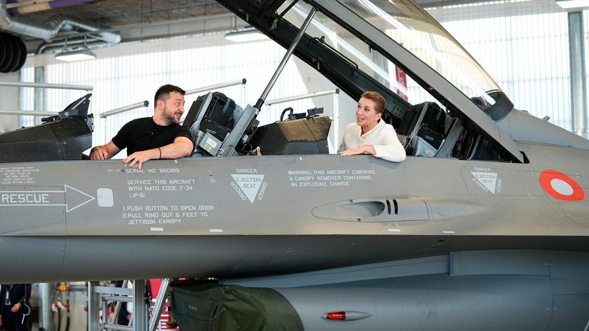 Wolodymyr Selenskyj, Präsident der Ukraine, und Mette Frederiksen, Ministerpräsidentin von Dänemark, sitzen in einem F-16-Kampfjet (Archivbild)